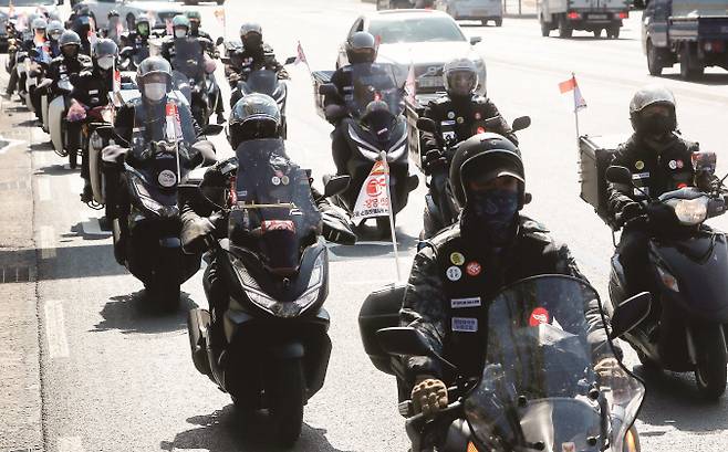 코로나19 팬데믹을 계기로 플랫폼 노동자가 급증했지만 그들을 위한 법적 안전망은 미비하다.[사진=뉴시스]