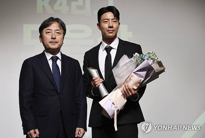 ‘박원재’ K4리그 도움상 (서울=연합뉴스) 윤동진 기자 = 7일 오후 서울 교보생명 빌딩에서 진행된 ‘2023 K3, K4 리그 어워즈’에서 K4리그 도움상을 받은 당진시민축구단 박원재가 기념 촬영을 하고 있다. 2023.12.7 mon@yna.co.kr