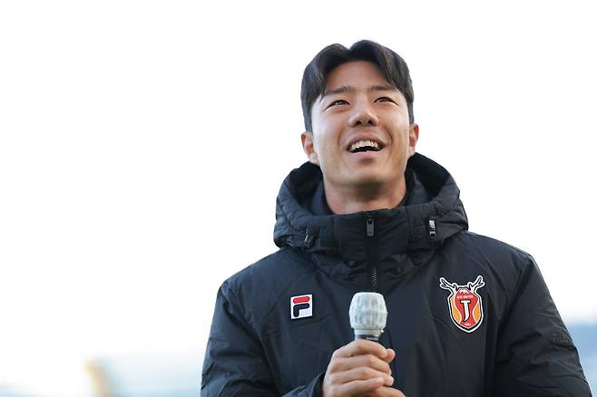 11월 11일 FC서울과의 K리그1 홈 경기 때 제주 팬들에게 인사하는 박원재 [제주 유나이티드 제공. 재판매 및 DB 금지]