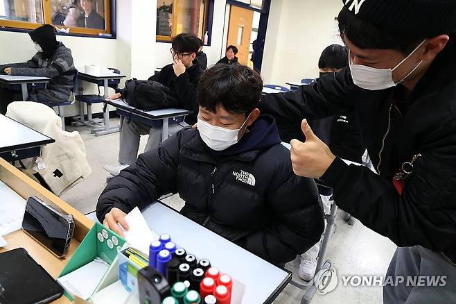 수능 성적표 확인하는 3학년 학생들 (서울=연합뉴스) 2024학년도 대학수학능력시험(수능) 성적표 배부일인 8일 오전 서울 종로구 경복고등학교에서 3학년 학생들이 성적을 확인하고 있다. 2023.12.8 [사진공동취재단] photo@yna.co.kr