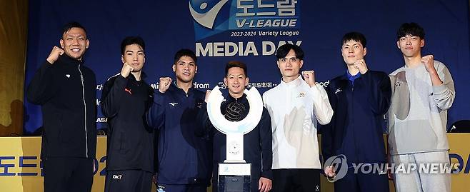 기념촬영하는 아시아쿼터 선수들 (서울=연합뉴스) 김인철 기자 = 11일 오후 서울 강남구 리베라호텔에서 열린 2023-2024 프로배구 V리그 남자부 미디어데이에서 각 구단 아시아쿼터 선수들이 기념 촬영을 하고 있다.
    왼쪽부터 우리카드 잇세이, OK금융그룹 바야르사이한, 대한항공 에스페호, 한국전력 료헤이, KB손해보험 리우훙민, 삼성화재 에디, 현대캐피탈 차이 페이창. 2023.10.11 yatoya@yna.co.kr