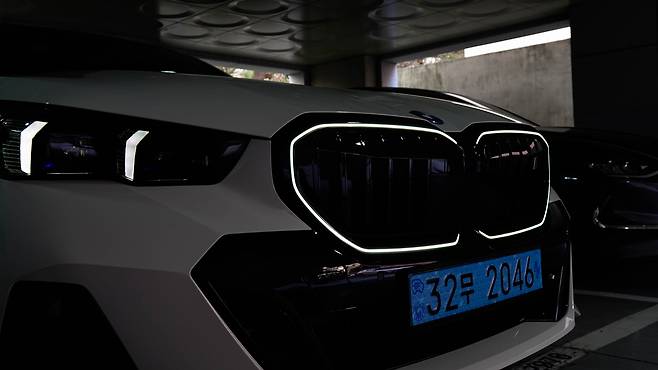 BMW i5 eDrive 40의 아이코닉 글로우. ⓒautodiary
