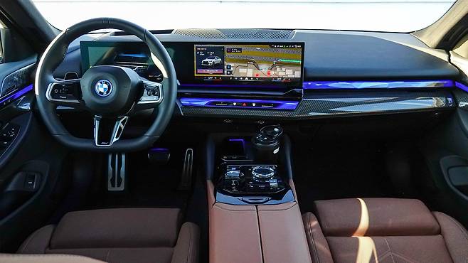 12.3인치 계기판과 14.9인치 컨트롤 디스플레이로 커브드 디스플레이를 구성했다. ⓒautodiary