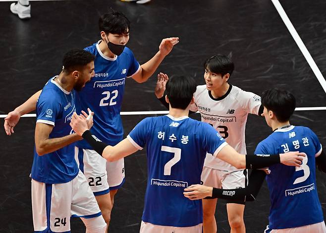 득점 후 기뻐하는 현대캐피탈, KOVO