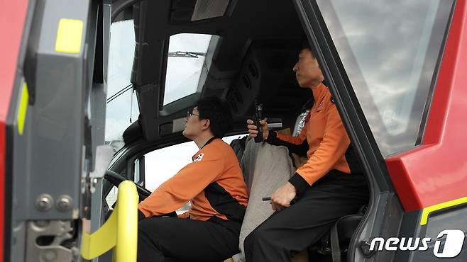 심수성 구조조장(오른쪽)이 항공용 구조소방차량에 있다. 2023.11.22/뉴스1 ⓒ News1 금준혁 기자