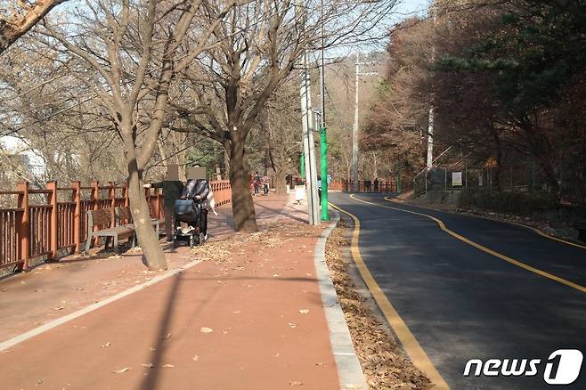 8일 전면 개방한 충북 청주 우암산 둘레길에서 시민들이 산책을 하고 있다.2023.12.8./임양규 기자