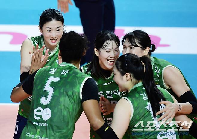 9일 인천삼산체육관에서 배구 V리그 여자부 흥국생명과 GS칼텍스의 경기가 열렸다. 득점을 올리고 기뻐하는 GS칼텍스 선수들. 인천=송정헌 기자songs@sportschosun.com/2023.12.09/