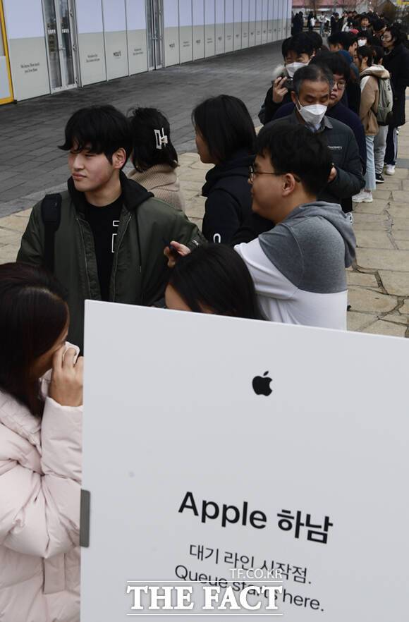 애플 하남 개점 전부터 스타필드 건물 밖에도 많은 방문객들이 줄지어 서 있다.