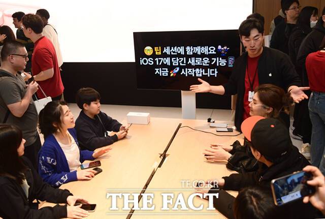 방문객들이 '투데이 앳 애플' 프로그램을 체험하고 있다. 애플 기기를 어려워하는 고객들을 위해 '팁'을 알려주는 공간이 마련돼 기본적인 '시작하기' 세션부터 아이와 젊은 고객들을 위한 프로그램뿐 아니라 사진과 영상 등의 스킬을 배울 수 있는 워크숍까지 열린다.