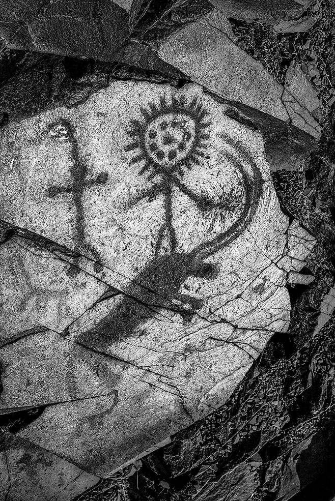 긴 뿔의 소 위에 있는 빛나는 얼굴의 모습은 남성도 여성도 아닌 중성으로 신격화된 샤먼을 가리킨다.  탐갈르이와 탐블르이, 카자흐스탄, 2017/ 사진가 강운구