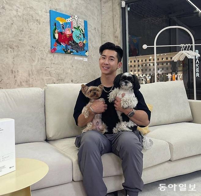 브라이언과 반려견 애쉬(오른쪽), 로미. 브라이언 인스타그램 캡처