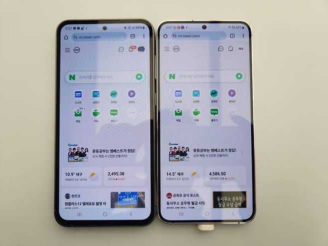 갤럭시S23 FE(왼쪽)와 갤럭시S23+. 사진=구자윤 기자