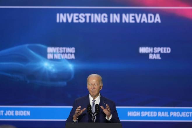 조 바이든 미국 대통령이 8일(현지시간) 고속철도 건설 계획을 발표하고 있다. /사진=AP뉴시스