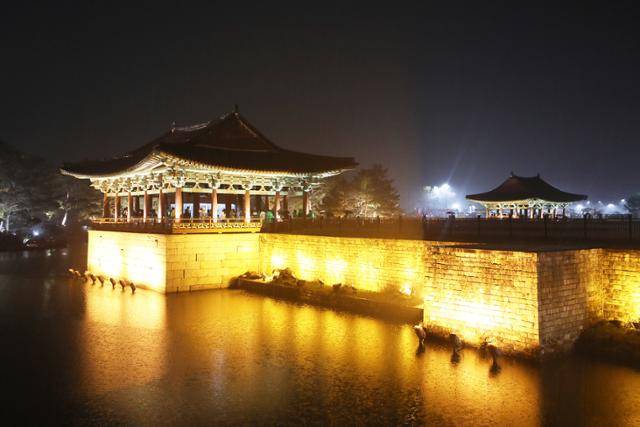 동궁과 월지는 낮보다 밤에 훨씬 운치있다. ⓒ박준규