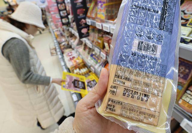 올해 1월 1일 서울 대형마트에 진열된 소시지에 소비기한이 표기돼 있다. 이날부터 기존 유통기한 대신 소비기한으로 식품 기한을 표기하는 정책이 시행됐다. 연합뉴스