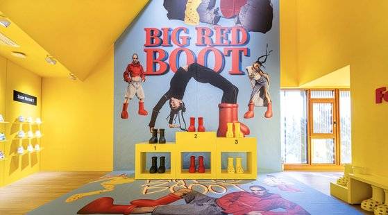 미스치프를 한국에 알린 '빅 레드 부츠'. '아톰 부츠'라고도 부른다. 사진 대림미술관