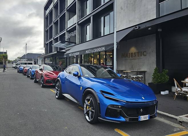 크라이스트처치에 위치한 더 메이페어 호텔에 일렬로 주차된 ‘푸로산게’의 모습. 뉴질랜드(퀸스타운)=서재근 기자