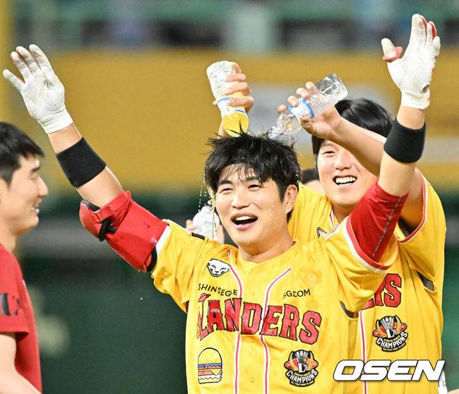 [OSEN=인천, 민경훈 기자] SSG 랜더스가 2경기 연속 끝내기 승리를 거뒀다.SSG는 3일 인천 SSG랜더스필드에서 열린 ‘2023 신한은행 SOL KBO리그’ 키움 히어로즈와의 경기에서 2-1 역전 끝내기 승리로 3연승을 질주했다. 키움을 상대로는 9연승을 이어갔다. 김민식은 연장 10회 끝내기 안타를 터뜨리며 이날 경기의 주인공이 됐다. 전의산은 대타로 나서 시즌 3호 홈런을 터뜨렸다. 선발투수 오원석은 6이닝 3피안타 2볼넷 3탈삼진 1실점으로 호투했지만 타선의 득점지원을 받지 못해 승리투수가 되지는 못했다. 하지만 문승원(2이닝)-서진용(1이닝 무실점)-노경은(1이닝 무실점)으로 이어지는 불펜진이 팀 승리를 지켰다.연장 10회말 2사 주자 1,2루 SSG 김민식이 우익수 오른쪽 끝내기 안타를 때린 후 끝내기 물세례를 받고 있다. 2023.06.03 /rumi@osen.co.kr