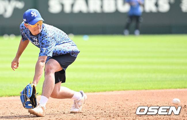 [OSEN=인천, 김성락 기자] 24일 오후 인천 SSG랜더스필드에서 ‘2023 신한은행 SOL KBO리그’ SSG 랜더스와 삼성 라이온즈의 경기가 열린다.경기 시작에 앞서 삼성 이재현이 훈련을 하고 있다. 2023.06.24 /ksl0919@osen.co.kr