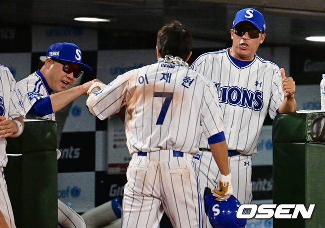 [OSEN=부산, 이석우 기자]삼성 라이온즈 이재현이 7회초 1사 1루 역전 좌월 2점 홈런을 치고 박진만 감독, 이병규 코치와 기뻐하고 있다. 2023.06.27 / foto0307@osen.co.kr