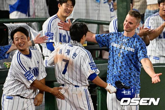 [OSEN=부산, 이석우 기자]삼성 라이온즈 이재현이 7회초 1사 1루 역전 좌월 2점 홈런을 치고 뷰캐넌과 포옹을 하고 있다. 2023.06.27 / foto0307@osen.co.kr