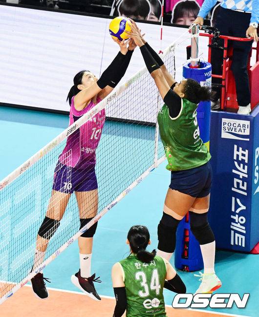 [OSEN=지형준 기자] 9일 오후 인천삼산월드체육관에서 도드람 2023-2024 V리그 여자부 흥국생명과 GS칼텍스의 경기가 열렸다.&nbsp;2세트 흥국생명 김연경과 GS칼텍스 실바가 네트 위에서 볼을 다투고 있다. 2023.12.09 / jpnews.osen.co.kr