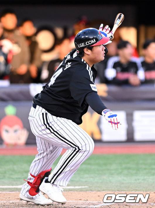 [OSEN=수원, 이대선 기자] 11일 수원 KT위즈파크에서 ‘2023 신한은행 SOL KBO 포스트시즌 한국시리즈’ 4차전 KT 위즈와 LG 트윈스의 경기가 열렸다.8회초 1사에서 LG 김범석이 중전 안타를 치고 있다. 2023.11.11 /sunday@osen.co.kr