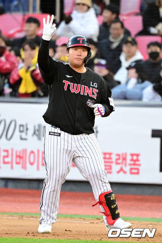 [OSEN=수원, 지형준 기자] 11일 수원 KT위즈파크에서 ‘2023 신한은행 SOL KBO 포스트시즌 한국시리즈’ 4차전 KT 위즈와 LG 트윈스의 경기가 열렸다.8회초 1사에서 LG 김범석이 중전 안타를 날리고 기뻐하고 있다. 2023.11.11 /jpnews@osen.co.kr