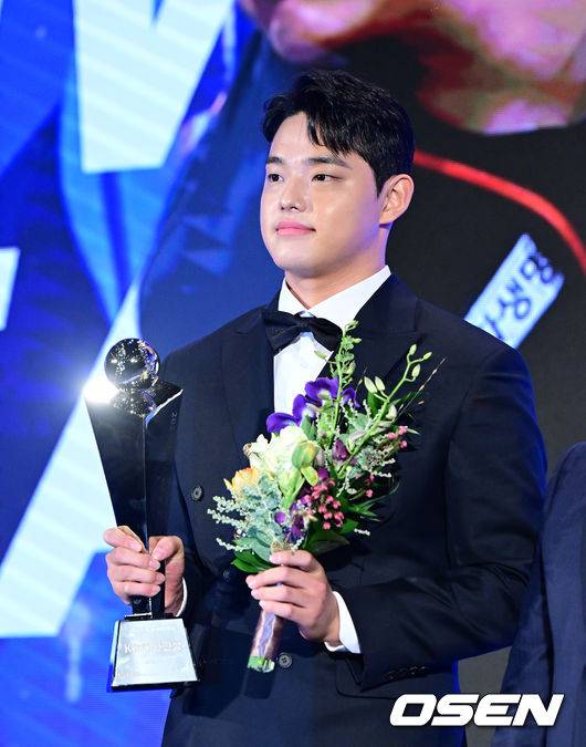 [OSEN=지형준 기자]한화 문동주가 KBO 신인상을 수상하고 있다. 2023.11.27 / jpnews.osen.co.kr