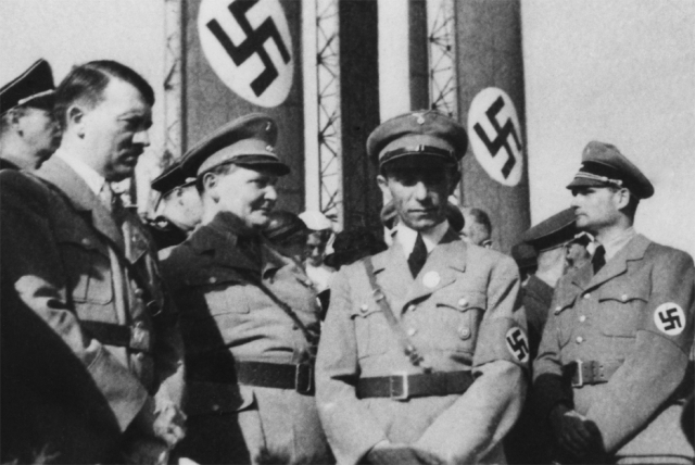 ▲ 정치집회에 모인 나치 지도부. 선전장관 괴벨스(가운데), 히틀러와 괴링이 사진 왼쪽에 보인다. 이들은 연합군의 공습을 정치적으로 이용해 독일 국민들을 총동원 체제로 몰아갔다. ⓒ위키미디어