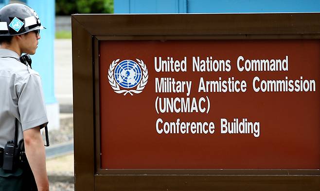 JSA 경비대원이 정전위원회 회의실 입구에서 경계근무를 서고 있다. 연합뉴스