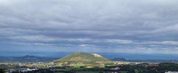 정물오름 서쪽 맞은편에 자리한 금악오름과 서해 풍경. 제주 강동삼 기자