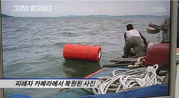 물속으로 떨어졌다 그물에 걸려 올라와 복원된 대학생 추양의 카메라에 범행  전 오씨의 모습이 담겨 있다. - SBS ‘그것이 알고 싶다’
