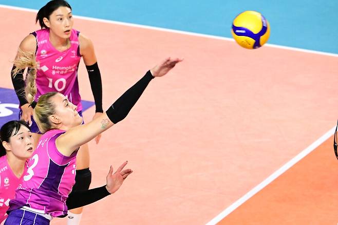 ▲ 옐레나가 공을 때리고 있다. ⓒKOVO