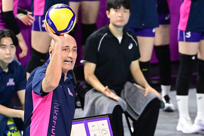 ▲ 흥국생명 아본단자 감독 ⓒKOVO