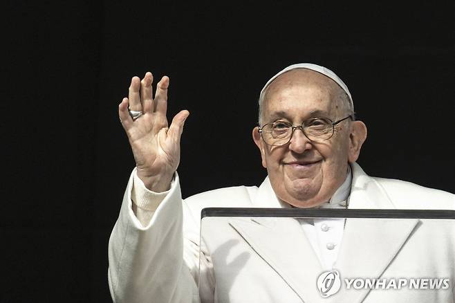 손 흔드는 프란치스코 교황 (바티칸 EPA=연합뉴스) 프란치스코 교황이 8일(현지시간) 바티칸 사도궁 집무실 창을 열고 성 베드로 광장에 모인 신자들에게 손을 흔들고 있다. 2023.12.08 photo@yna.co.kr