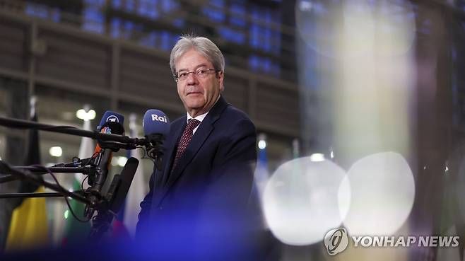 EU 재무장관회의에 앞서 취재진 질문에 답하는 집행위원 (브뤼셀 EPA=연합뉴스) 파올로 겐틸로니 EU 경제담당 집행위원이 8일(현지시간) 벨기에 브뤼셀 EU 본부에서 취재진 질문에 답하고 있다.2023.12.8 photo@yna.co.kr