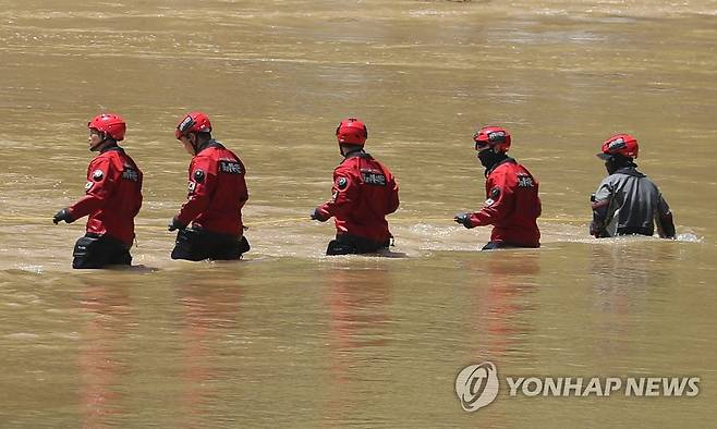 실종 해병장병 찾기위해 물속으로 7월 19일 오전 경북 예천군 호명면서 수색하던 해병대 장병 1명이 급류에 휩쓸려 실종된 가운데 119구조대가 실종 지점에서 수색에 나서고 있다. [연합뉴스 자료사진]