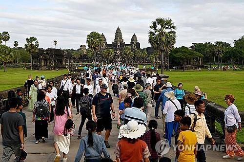 올해 11월 앙코르와트를 찾은 관광객들 [AFP=연합뉴스. 재판매 및 DB 금지]