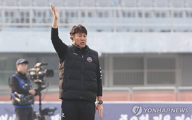 작전 지시하는 김도균 감독 (수원=연합뉴스) 홍기원 기자 = 9일 경기도 수원종합운동장에서 열린 프로축구 승강 플레이오프 2차전 수원FC와 부산 아이파크의 경기. 수원FC 김도균 감독이 작전을 지시하고 있다. 2023.12.9 xanadu@yna.co.kr