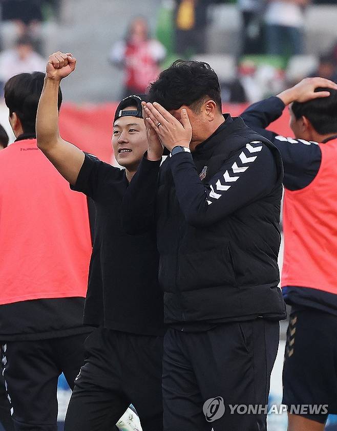 기뻐하는 김도균 감독과 이승우 (수원=연합뉴스) 홍기원 기자 = 9일 경기도 수원종합운동장에서 열린 프로축구 승강 플레이오프 2차전 수원FC와 부산 아이파크의 경기. 5-2로 승리하며 K리그 1 잔류에 성공한 수원FC 김도균 감독과 이승우가 기뻐하고 있다. 2023.12.9 xanadu@yna.co.kr