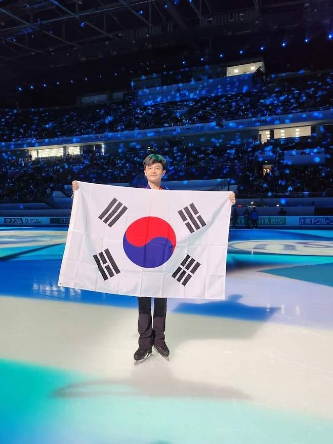 태극기를 들고 포즈를 취한 김현겸 [대한빙상경기연맹 제공. 재판매 및 DB 금지]