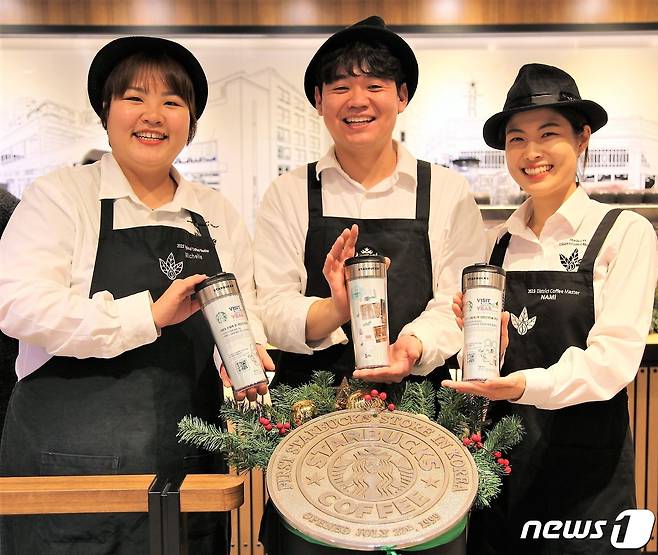 스타벅스 이대R점에서 진행하는 텀블러 증정 행사(스타벅스 제공)