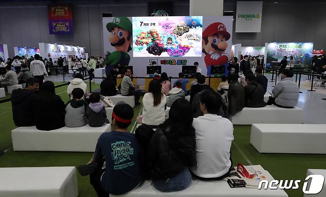 10일 서울 강남구 코엑스에서 열린 닌텐도 라이브(Nintendo Live) 2023 서울을 찾은 관람객들이 게임 체험을 위해 대기하고 있다. 2023.12.10/뉴스1 ⓒ News1 박세연 기자