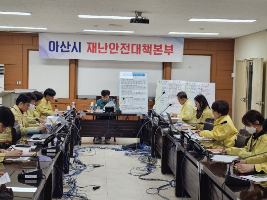 지난 9일 아산시농업기술센터에서 조일교 아산시 부시장의 주재로 재난안전대책 본부 긴급회의가 진행되고 있다. 사진=아산시 제공