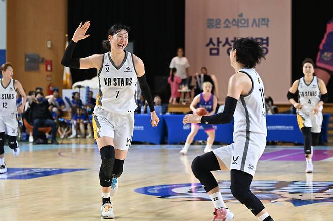 청주 KB 스타즈 박지수가 9일 용인 삼성생명전에서 득점에 성공한 뒤 기뻐하고 있다. 사진=WKBL&nbsp;