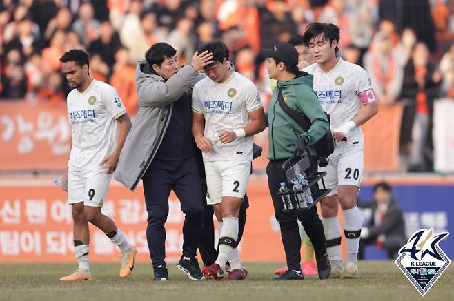 김포FC 조성권(가운데)이 9일 강원FC와의 승강 플레이오프에서 져 승격에 실패하자 아쉬움의 눈물을 흘리고 있다. 그를 다가가 위로해주고 있는 고정운 감독. 사진=프로축구연맹