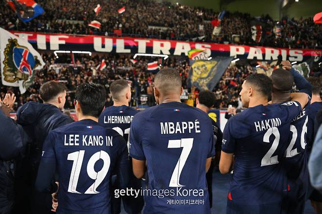 파리 생제르맹(PSG) 이강인(왼쪽)이 킬리안 음바페 등 동료들과 26일 AC 밀란과의 2023~24 UEFA 챔피언스리그 승리 후 팬들과 기뻐하고 있다. 사진=게티이미지