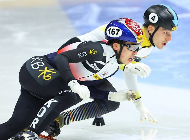 <yonhap photo-3606="">(서울=연합뉴스) 김도훈 기자 = 12일 서울 목동 아이스링크에서 열린 2023 KB금융 국제빙상경기연맹(ISU) 쇼트트랙 세계선수권대회 남자 1000미터 결승전에 출전한 박지원이 아웃코스에서 추월을 시도하고 있다. </yonhap>