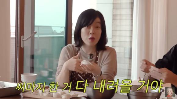 지난 1일 홍진경의 유튜브 채널 '공부왕찐천재 홍진경'에는 최화정이 출연해 피부 탄력 시술인 써마지와 울쎄라를 받은 경험이 있다고 고백했다. [사진=유튜브 채널 '공부왕찐천재 홍진경' 캡처]